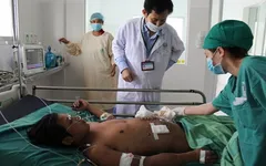 Anh chết, em nguy kịch, người mẹ nghèo định quyên sinh