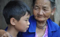 Bố chết, mẹ bỏ đi lấy chồng, cậu bé 10 tuổi sống dựa bà nội trong cảnh đói khát