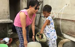Cuộc sống bất hạnh và ước mơ đầy xúc động của cậu bé 8 tuổi nuôi mẹ mù lòa