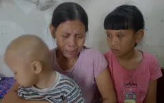 Ánh mắt đáng thương của cô bé 3 tuổi bị ung thư thận
