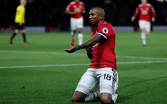 Mourinho "ngơ ngác" không tin vào siêu phẩm của Ashley Young