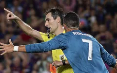 CHÍNH THỨC: Ronaldo nhận án phạt nặng vì đẩy trọng tài