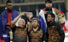"Mở hàng" HCV cho điền kinh, VĐV Malaysia được Nhà vua, Thủ Tướng xuống tận sân chụp hình selfie