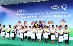 Trao tặng 46.500 ly sữa cho trẻ em Quảng Nam
