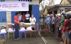 Tặng quà cho các hộ chăn nuôi bị thiệt hại do lũ