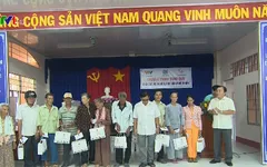Quỹ Tấm lòng Việt tặng quà cho người nghèo Cà Mau