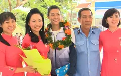 Lê Tú Chinh về thăm trường cũ