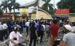 Dòng người háo hức xếp hàng mua vé ngày khai mạc VTV Cup Tôn Hoa Sen 2017