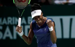 Vượt qua Muguruza, Venus giành quyền vào bán kết WTA Finals 2017