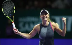 Caroline Wozniacki và Venus Williams hẹn nhau tại chung kết WTA Finals 2017