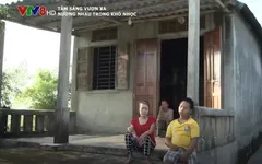 Cụ bà già yếu một mình nuôi con và cháu khuyết tật