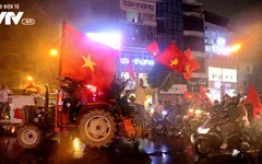 CĐV Việt Nam lái máy cày ăn mừng trên đường phố Hà Nội