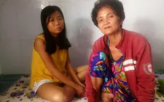 "Cha con chết rồi, con và mẹ khổ lắm !..."