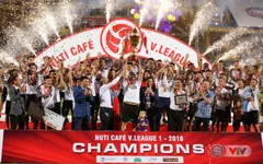 CLB Hà Nội tưng bừng nâng cúp vô địch V.League 2018