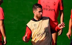 Bị gạt tay trúng má, Sergio Ramos nổi điên đá liên tiếp vào người đồng đội
