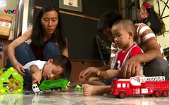 Đôi vợ chồng thạc sĩ từ bỏ mọi ước mơ cùng con chiến đấu với bệnh hiểm nghèo