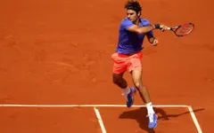 Roger Federer không bao giờ nên chơi trên sân đất nện nữa