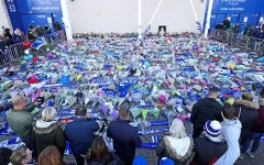 Tuyệt vọng, CĐV Leicester City mang hoa, áo đấu đặt ngoài sân King Power