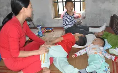 Mẹ nghèo khóc nghẹn trước cảnh 2 con bại não, 1 con bị ô tô đâm