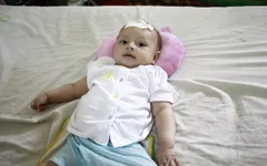Đáng thương bé trai có gương mặt như thiên thần lại bị ung thư máu