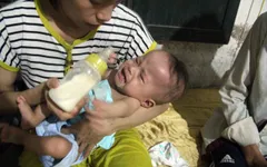 Xót xa vợ chồng trẻ sinh đôi hai bé gái thì "một bé mất, một bé nguy kịch"