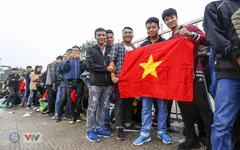 VIDEO: Đi mua vé cũng cần vật may mắn