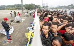 VIDEO: Hàng dài người hâm mộ xếp hàng mua vé trận ĐT Việt Nam - ĐT Malaysia
