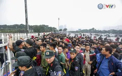 VIDEO: Hàng rào sân Mỹ Đình lao đao trước sóng người xếp hàng mua vé