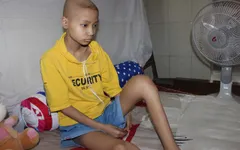 Tương lai mịt mờ của nữ sinh lớp 8 bị ung thư xương