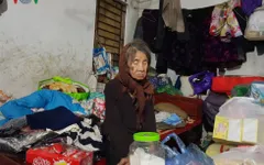 Mẹ già 88 tuổi mù lòa chật vật nuôi người con điên dại ở Hà Nội