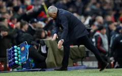 Trút giận lên chai nước, Mourinho sắp bị UEFA "sờ gáy"