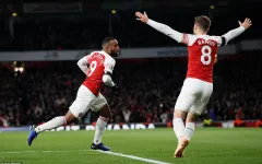 Lacazette cứu nguy, Arsenal giữ lại 1 điểm trước Liverpool