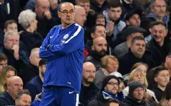 CĐV Chelsea phát điên với HLV Sarri vì luôn dùng 1 cầu thủ