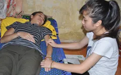 Nữ sinh lớp 12 nghẹn ngào trước cảnh bố ung thư vòm họng, mẹ ung thư đại tràng