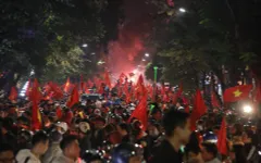 Sung sướng tột cùng, người dân đổ ra đường ăn mừng chức vô địch AFF Cup 2018