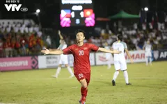 VIDEO: Khoảnh khắc siêu dễ thương của "người hùng" Phan Văn Đức sau trận bán kết AFF Cup 2018