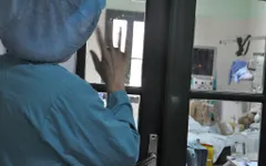 Ánh mắt cầu cứu khẩn thiết của cậu bé ghép phổi từ người chết não