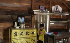 Tương lai mờ mịt của bé trai 10 tuổi mồ côi cả bố lẫn mẹ