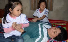 Bố chết, mẹ ung thư, 2 đứa trẻ mịt mờ tương lai