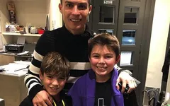 C.Ronaldo gây bất ngờ khi tươi cười chụp ảnh cùng con trai Buffon