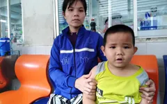 Thương cháu bé 3 lần cắt nội tạng vẫn chưa thoát khỏi tử thần