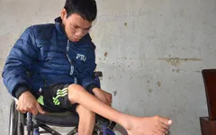 Khốn đốn gia cảnh mẹ tâm thần, con bại liệt