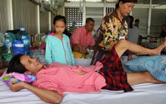 Người cha sống dở chết dở bên những đứa con cơm không đủ no