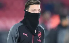 Ozil bị "bóc phốt" nói dối HLV Wenger để... đưa vợ đi chơi