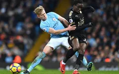 Tài năng trẻ Man City "khóc dở, mếu dở" vi quá giống De Bruyne