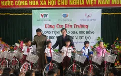 Những món quà ý nghĩa đến tay học sinh nghèo Quảng Trị