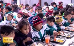 Chia sẻ tình yêu thương với học sinh vùng lũ Yên Bái