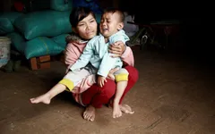 Thương bé gái 4 tuổi không nói, không đi được vì bệnh tật