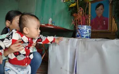 Mẹ chết, bố bỏ đi, bé 8 tháng tuổi ngằn ngặt khóc vì khát sữa