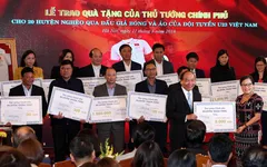 Tiền đấu giá áo và bóng ĐT U23 Việt Nam được trao cho 20 huyện nghèo